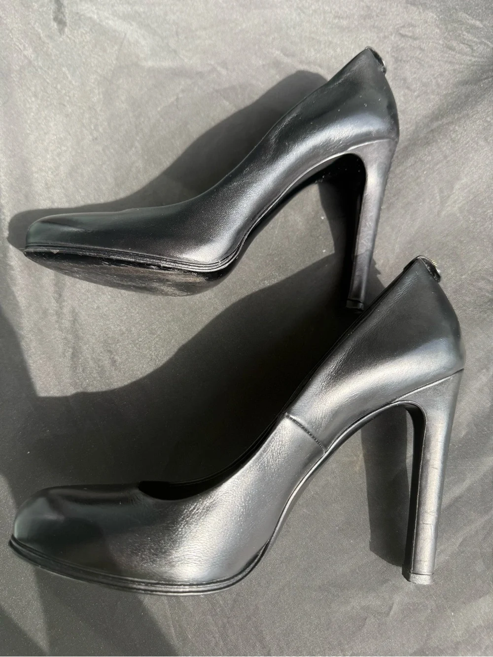 Authentic Gucci Black Leather Pumps with Gold GG logo